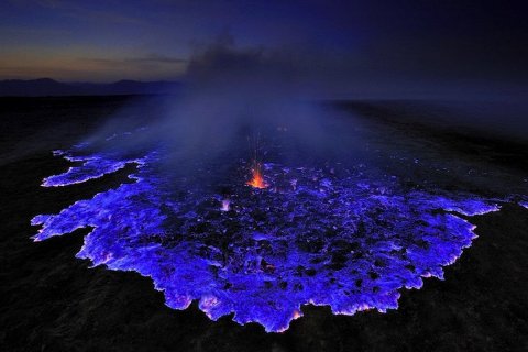 Индонезийский вулкан испускает пылающую жидкость