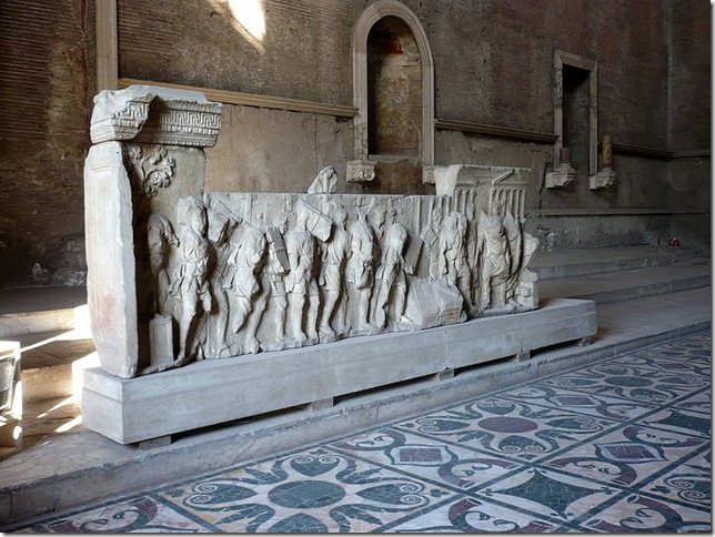 800px-Curia_Fregio_sinistro 800px-Curia_Fregio_sinistro