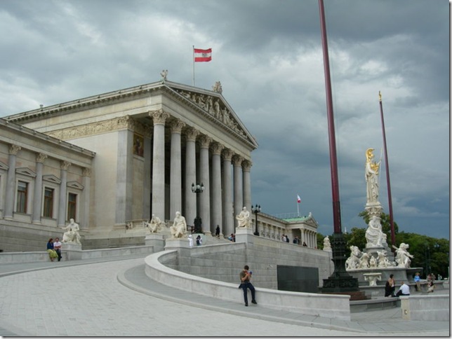 800px-Reichsratsgebäude_Vienna_Aug_2006_097