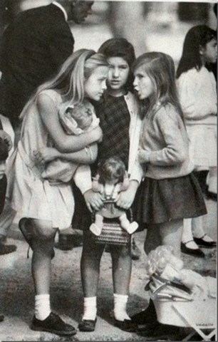 Три девочки в Севилье, ведущие серьёзный разговор