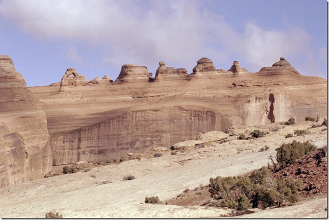 Изящная арка на фоне пейзажа