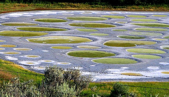 Информационный знак о целебных свойствах озера