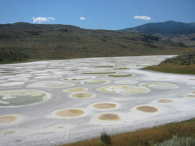 Панорама озера Клилук с разноцветными пятнами
