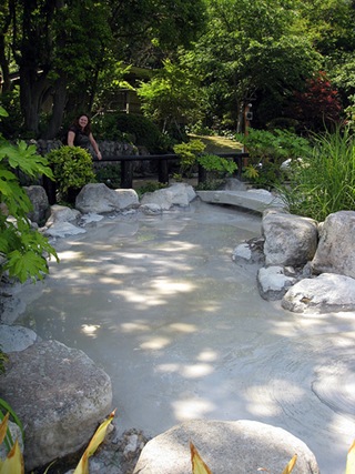 Туристы у грязевого источника