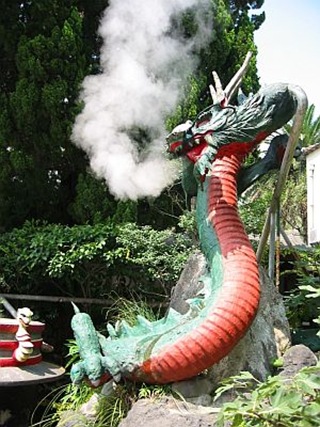 Статуя дракона у гейзера