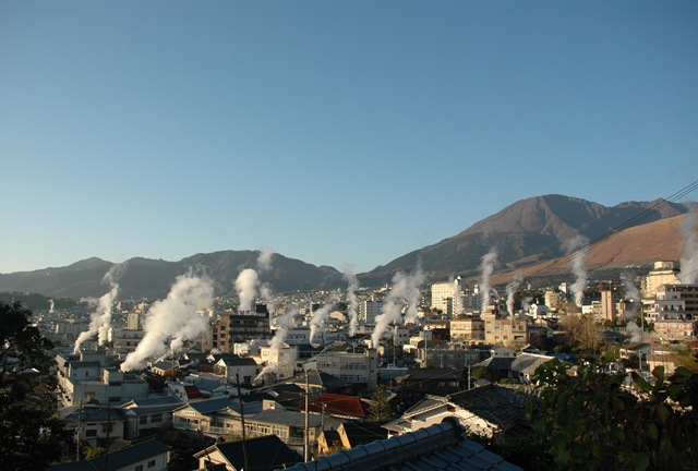 Город Беппу с парящими источниками