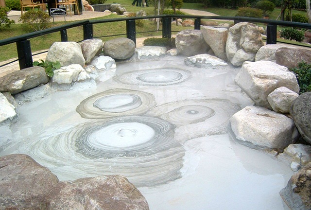 Город Беппу и его горячие источники Панорама города Беппу с парящими горячими источниками