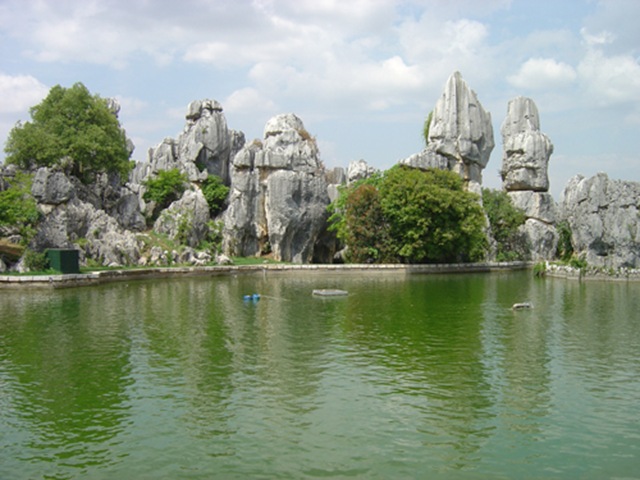 Озеро и каменные образования в Каменном лесу