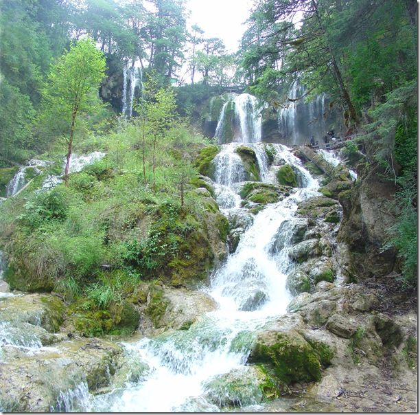 каскадный водопад Панды в долине Цзючжайгоу