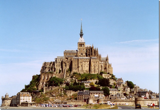 Аббатство Мон Сен-Мишель над заливом