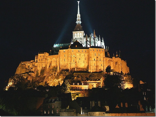 Мон Сен-Мишель ночью, отражающийся в воде
