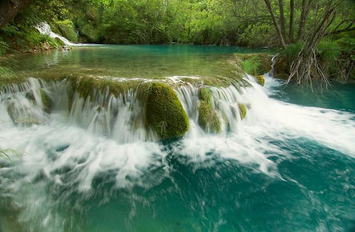 каскад водопадов и прозрачные плёсы Плитвицких озёр