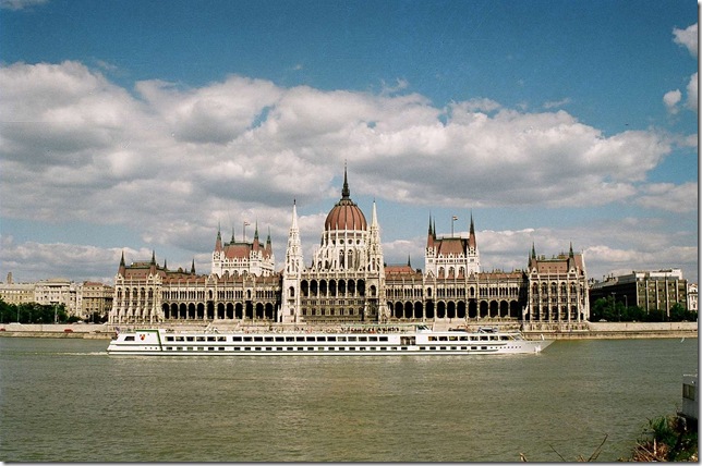Здание Венгерского парламента на берегу Дуная