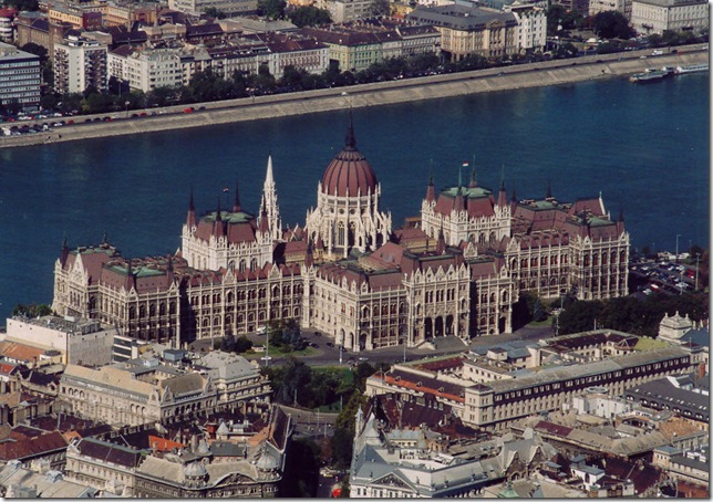 Скульптуры венгерских королей на фасаде парламента