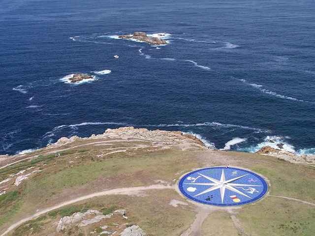 мозаичная роза ветров у башни Геркулеса мозаичная роза ветров у подножия башни Геркулеса