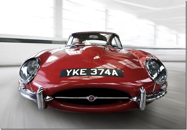 Jaguar E-Type третьей серии на дороге