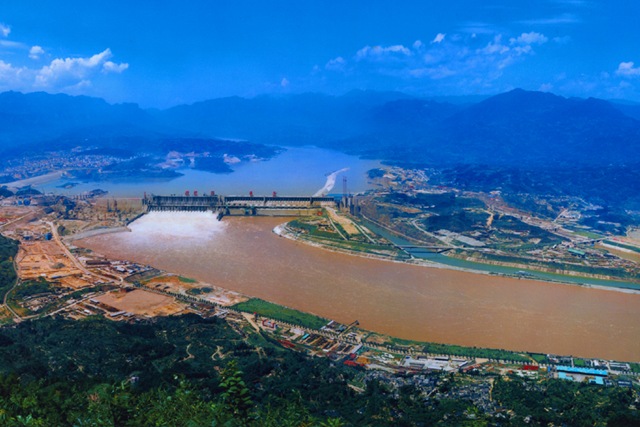 затопленные здания в зоне водохранилища Три ущелья