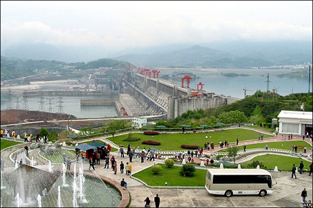 общий вид дамбы Три ущелья и русла реки Янцзы