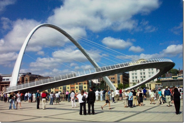 Gateshead Millennium Bridge вечером Вечерний вид на мост Тысячелетия в Англии