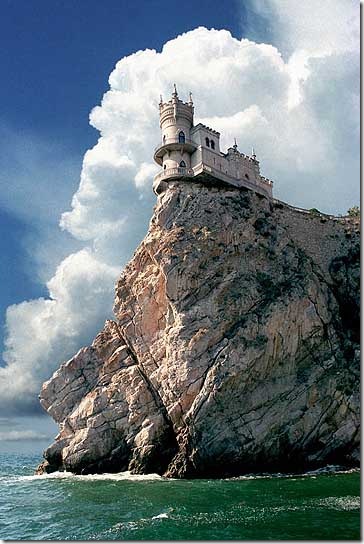 замок Ласточкино гнездо на скале в Крыму