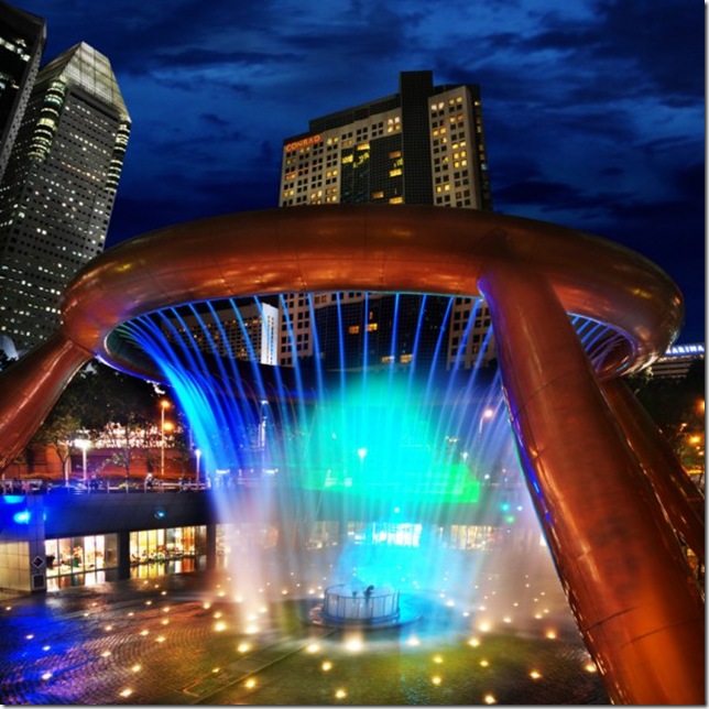 Кольцевой фонтан с подсветкой — вид снизу вверх