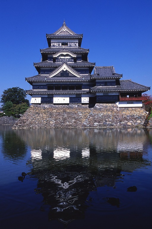 Интерьер замка Мацумото и старинная лестница