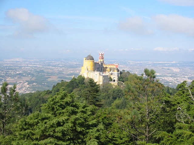 Руины монастыря после землетрясения