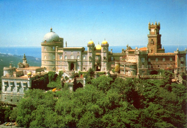 Яркий фасад дворца Пена после реставрации