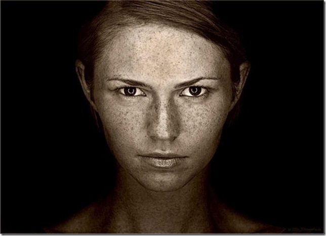 Девушка с веснушками на лице