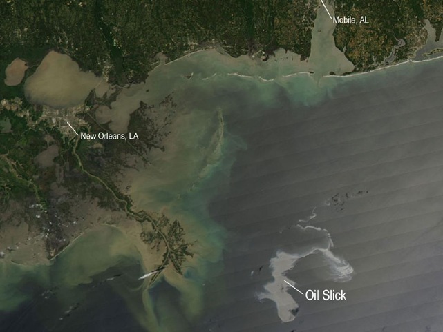 Нефтяное пятно на поверхности воды в Мексиканском заливе
