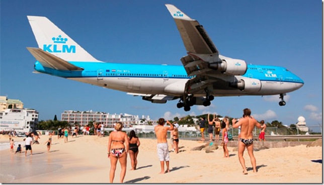 самолёт над пляжем Махо, вид снизу