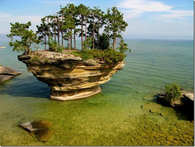 Скала Репа Turnip Rock в озере Гурон Скала Репа Turnip Rock в озере Гурон