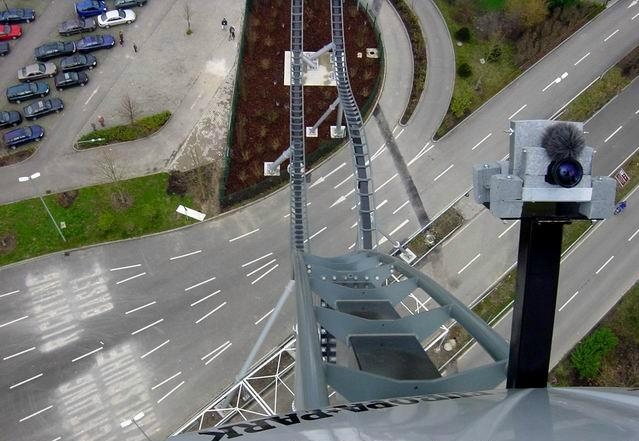 американские горки Silver Star с высоким подъёмом и поездом на трассе