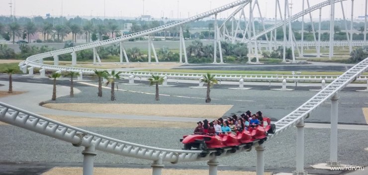 поезд американских горок Formula Rossa на скоростном участке трассы