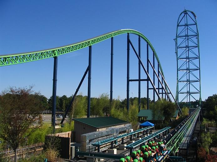 американские горки Kingda Ka с высоким подъёмом и вертикальным элементом