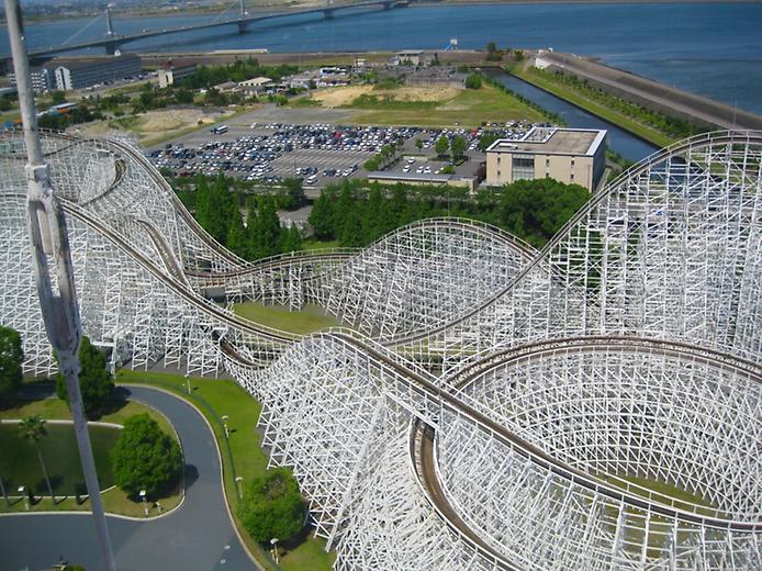 деревянные американские горки White Cyclone на фоне неба