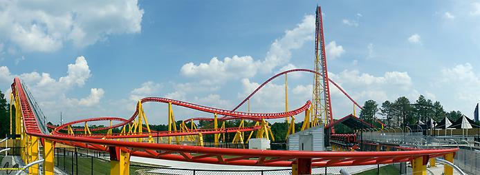 участок трассы американских горок Intimidator 305 с резким поворотом