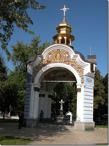 святой источник на территории Михайловского монастыря