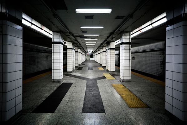 пустая платформа станции Лоуэр-Бей в торонтском метро