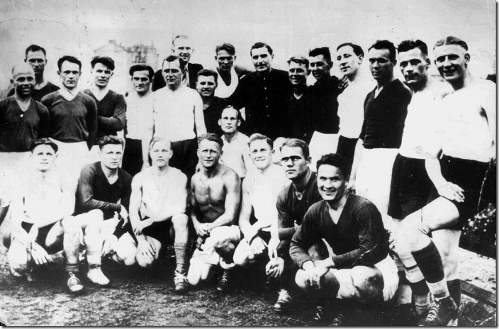 Советские и немецкие футболисты на поле в оккупированном Киеве, 1942 год