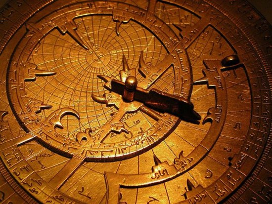старинная астролябия из латуни с гравированными делениями и узорами