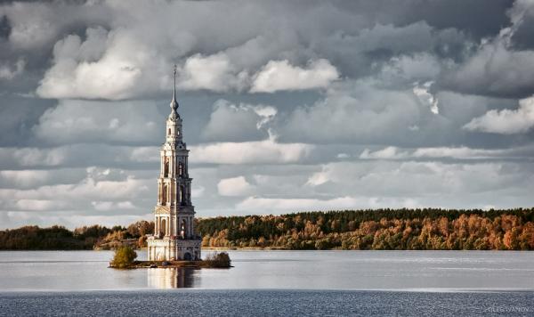 затопленная церковь, выступающая над поверхностью водохранилища