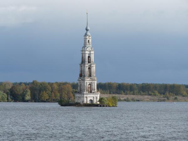 колокольня Николаевского монастыря в Волге у Калязина, Россия