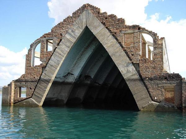 башня затопленного собора над водохранилищем Итапарика, Бразилия
