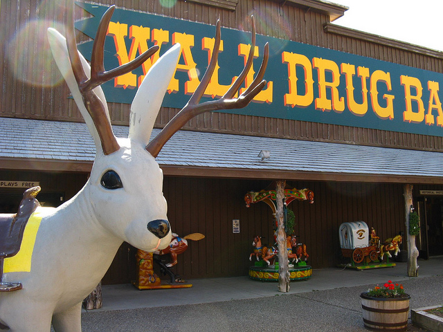 интерьер аптеки Wall Drug