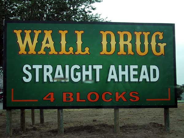 фасад аптеки Wall Drug в Южной Дакоте