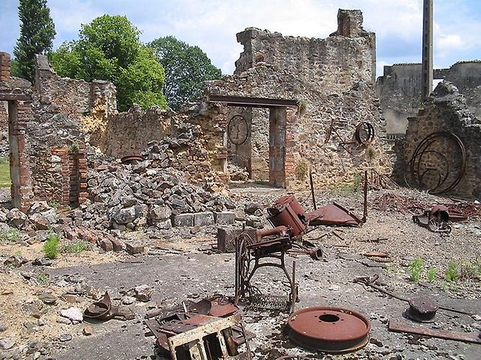 Орадур-сюр-Глан — место карательной операции войск СС в 1944 году улица в руинах Орадур-сюр-Глан