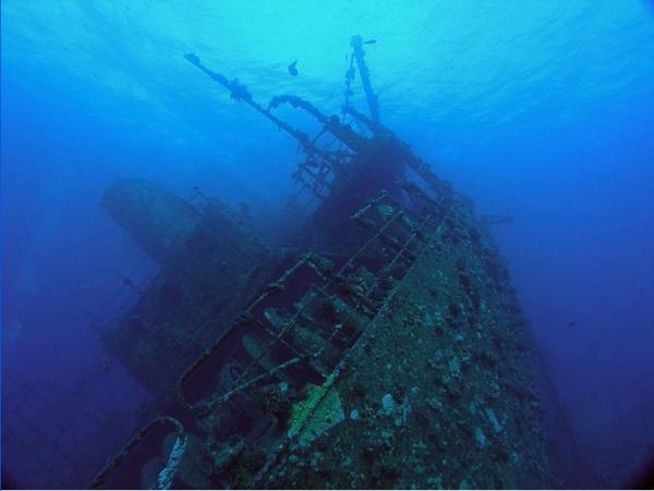 остов затонувшего судна на морском дне