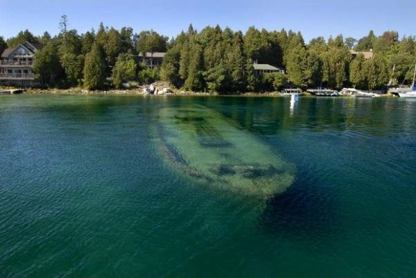 деревянная шхуна на дне прозрачного залива в Тобермори