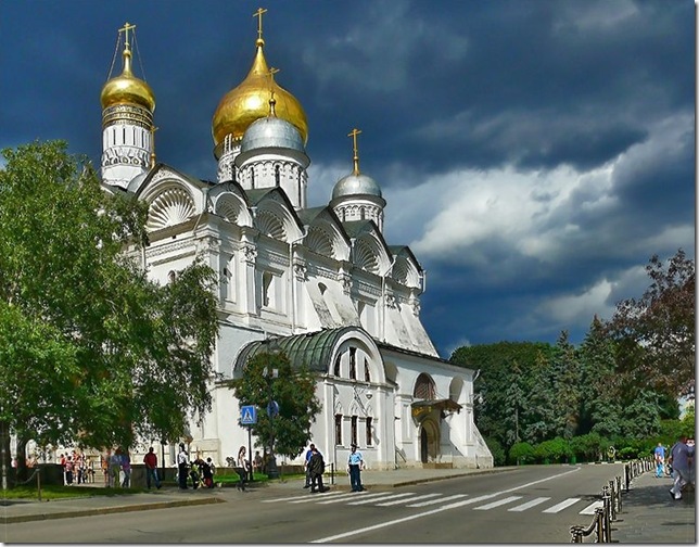 вид на Архангельский собор с Соборной площади Кремля